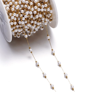 Weiße Perlenkette mit goldenen Perlen auf Spule für DIY-Schmuck und Accessoires
