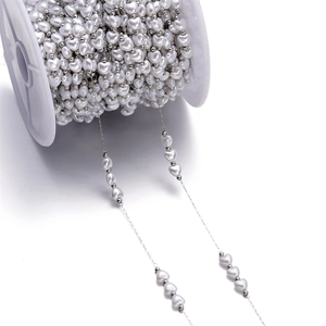 Makroansicht einer herzförmigen Perlenkette auf Spule für DIY-Schmuck und Accessoires