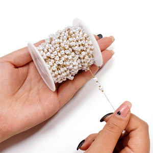Weiße herzförmige Perlenkette auf Spule für DIY-Schmuck und Kleidungszubehör