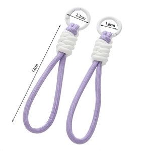 Détail de deux dragonnes tressées violettes de 12 cm avec mousqueton blanc inclus