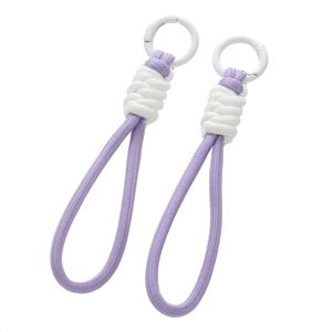 Détail de la dragonne tressée avec cordons lilas et blancs et mousqueton rond
