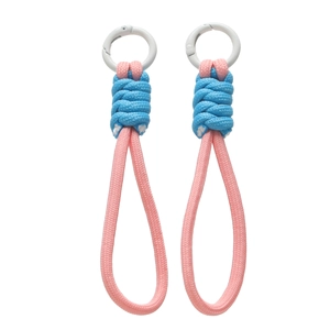 Détail des cordons tissés en rose et bleu avec des boucles à ressort blanches