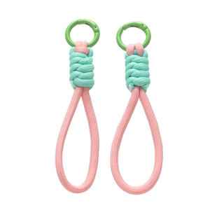 Détail de la dragonne tressée rose et vert menthe avec fermoir anneau en plastique vert