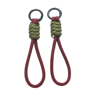 Détail du porte-clés en paracorde tressée avec anneau métallique pour sacs et fermetures