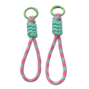 Détail des cordons tressés rose et vert menthe avec anneaux à ressort verts