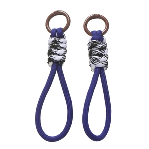 Détail des dragonnes de téléphone en nylon tressé bleu roi avec boucles brunes