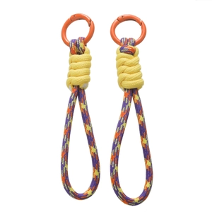 Détail d'un cordon tressé avec mousqueton orange et sangle bicolore colorée