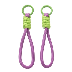 Détail de la dragonne tissée avec cordon violet et vert fluo et anneau métallique