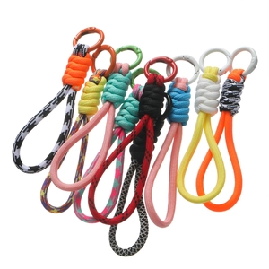 Détail de cordons de téléphone tressés colorés avec boucles métalliques sur fond blanc