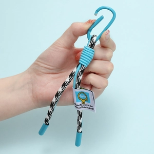 Détail du fermoir bleu et cordon de téléphone tressé avec motif pied-de-poule
