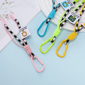 Vue macro de quatre cordons de téléphone tressés colorés avec clips métalliques stylés
