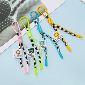 Détail de cordons de téléphone tressés colorés avec motifs pied-de-poule et mousquetons