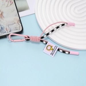Détail du cordon de téléphone tissé rose et pied-de-poule avec clip métallique