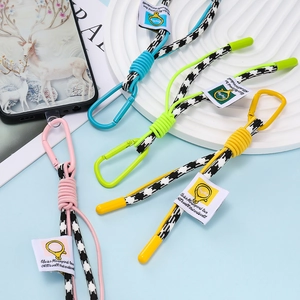Détail de la dragonne de téléphone tressée pied-de-poule avec mousqueton mat robuste