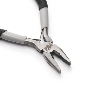 Primer plano de alicates para joyería de acero al carbono con mango ergonómico y muelle