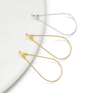 Macro-detail van metalen druppelvormige oorbelhaken voor DIY-sieraden in goud en zilver