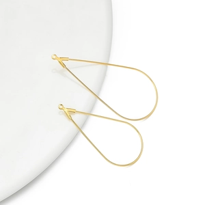 Detailweergave van twee vergulde druppelvormige oorhaken voor DIY sieraden maken