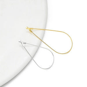Detail van S925 sterling zilveren druppelvormige oorbelhangers in goud en zilver