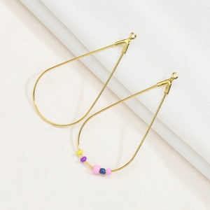 Detail van gouden waterdruppel bedeltjes met kleurrijke kralen voor DIY sieraden