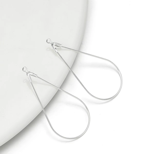 Detailopname van gepolijste zilveren druppelbedeltjes voor DIY-sieraden maken