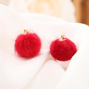 Detailopname van rode 15mm imitatiebont pompons met gouden lussen voor DIY-sieraden