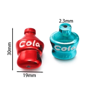 Vista macro di perline a forma di bottiglia di cola da 30mm con dimensioni per gioielli