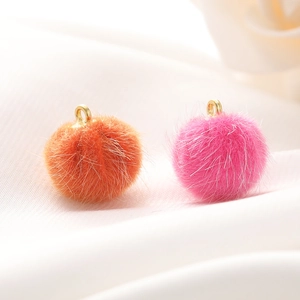 Macro-opname van 15mm imitatiebont ballen in oranje en roze met gouden metalen ringen