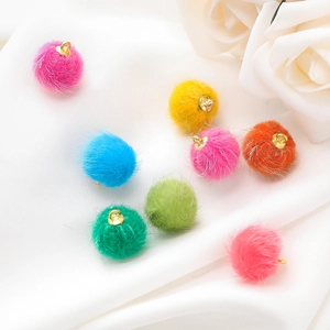 Macro-opname van kleurrijke 15mm faux nertsenbont pompon bedeltjes voor DIY sieraden maken
