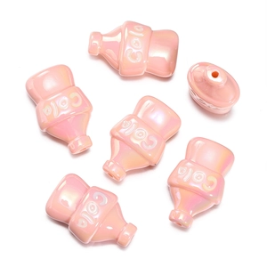Dettaglio di perline a forma di bottiglia di Cola in acrilico rosa per gioielli