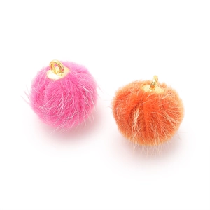 Detail van 15mm imitatiebont pompons met gouden metalen ringen voor DIY-sieraden