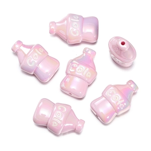 Dettaglio di perline a forma di bottiglia di cola in acrilico rosa perlato per gioielli