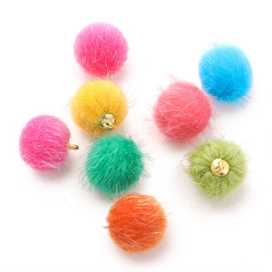 Kleurrijke 15mm faux bont pompons met gouden metalen lussen voor DIY sieraden maken