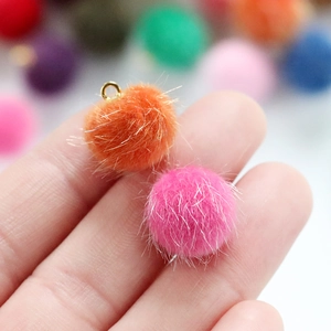 Kleurrijke 15mm imitatiebont pompon hangers met gouden ringen voor DIY sieraden