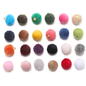 Raster van 24 kleurrijke 15mm imitatiebont pompons met gouden metalen lussen voor sieraden