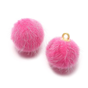 Detail van roze 15mm imitatiebont ballen met gouden metalen ringen voor DIY-sieraden