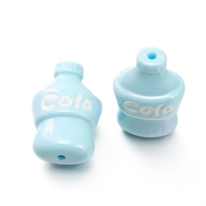 Dettaglio di perline in acrilico azzurro a forma di bottiglia di cola per gioielli