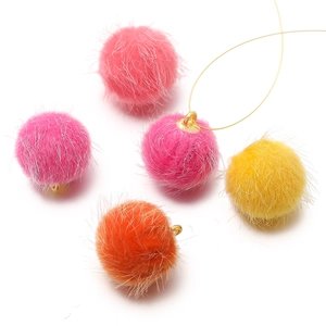 Detailopname van pluizige 15mm faux bont pompons met gouden ringen voor DIY sieraden