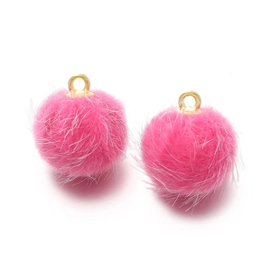 Macro-opname van felroze 15mm imbond-pompoms met gouden metalen lussen voor DIY-sieraden