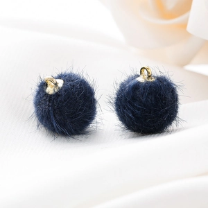 Close-up van 15mm donkerblauwe faux bont pompons met goudkleurige metalen ringen