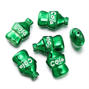 Dettaglio perline a bottiglia di cola in acrilico verde smeraldo per gioielli fai-da-te