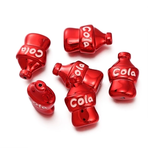Vista macro di perle a forma di bottiglia di cola rossa metallizzata per gioielli fai-da-te