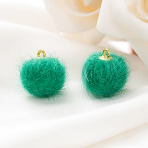 Detail van 15 mm groene imitatiebont pompons met gouden lussen voor DIY sieraden maken
