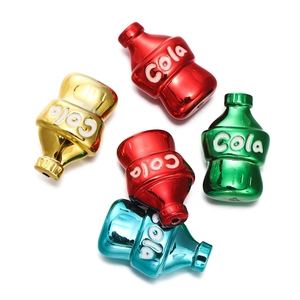 Dettaglio di perline colorate a forma di bottiglia di cola per creazione di gioielli