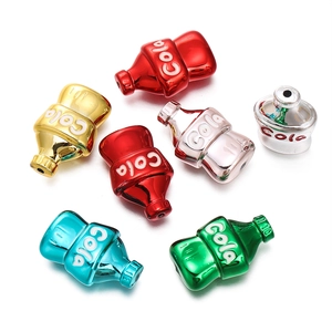 Dettaglio macro di perle colorate a forma di bottiglia di cola in acrilico per gioielli DIY