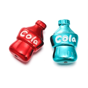 Dettaglio di ciondoli a bottiglia di cola in acrilico galvanizzato con finitura lucida