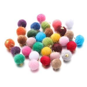 Detail van kleurrijke 15mm imitatiebont pompons met gouden metalen lussen voor DIY sieraden