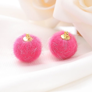 Detailopname van 15mm felroze imitatiebont pompon bedeltjes met gouden metalen ringen