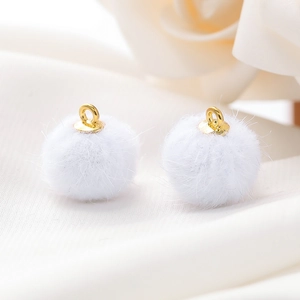 Detail van 15mm witte imitatiebont ballen met gouden lussen voor doe-het-zelf sieraden