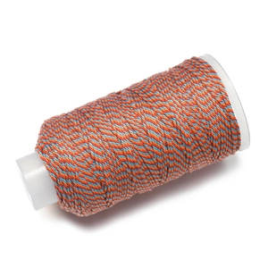 Detailansicht von 1,2mm orange-blauer geflochtener Baumwollschnur auf einer Spule