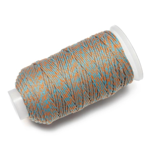 Detail von 1,2 mm zweifarbig gedrehtem Baumwollfaden in Orange und Blau für DIY-Bastelarbeiten